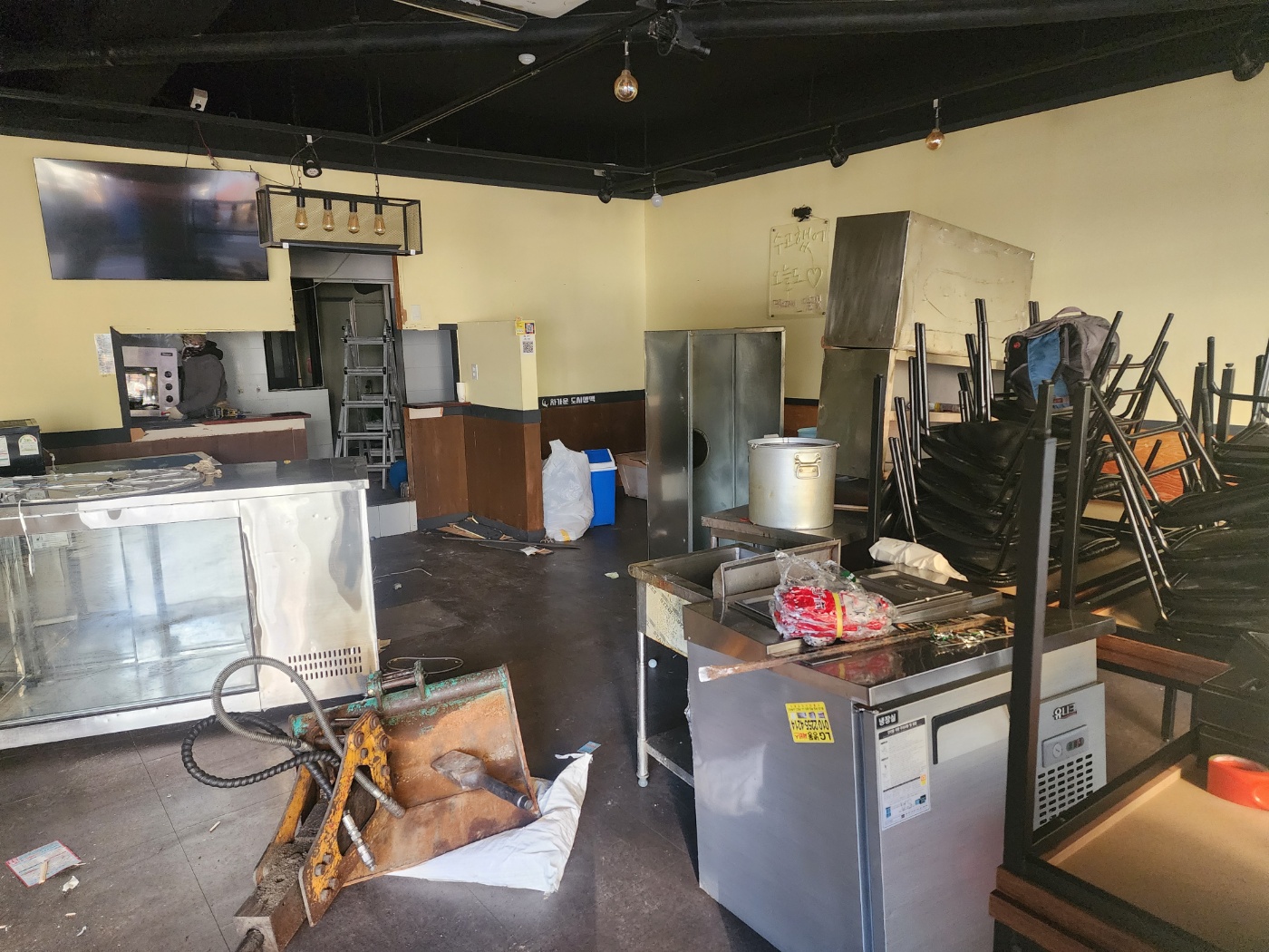 매장·사무실 철거 현장